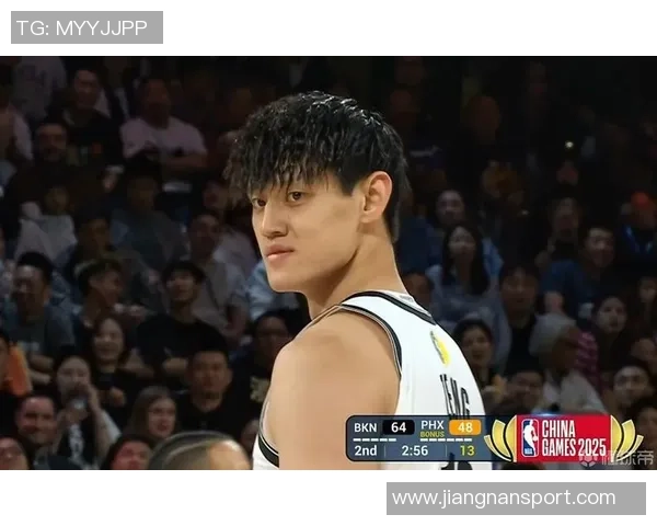 曾凡博全力以赴抢断狄龙皮球倒地争抢引发犯规争议