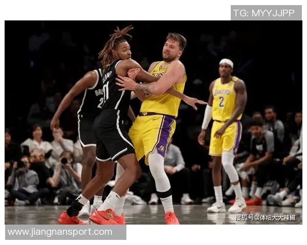 东契奇与里夫斯现场观战布朗尼G联盟比赛展现篮球热情与友谊