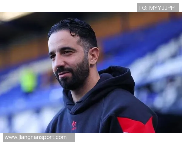 曼联青训小将社交媒体质疑主帅阿莫林引发争议是否应当如此